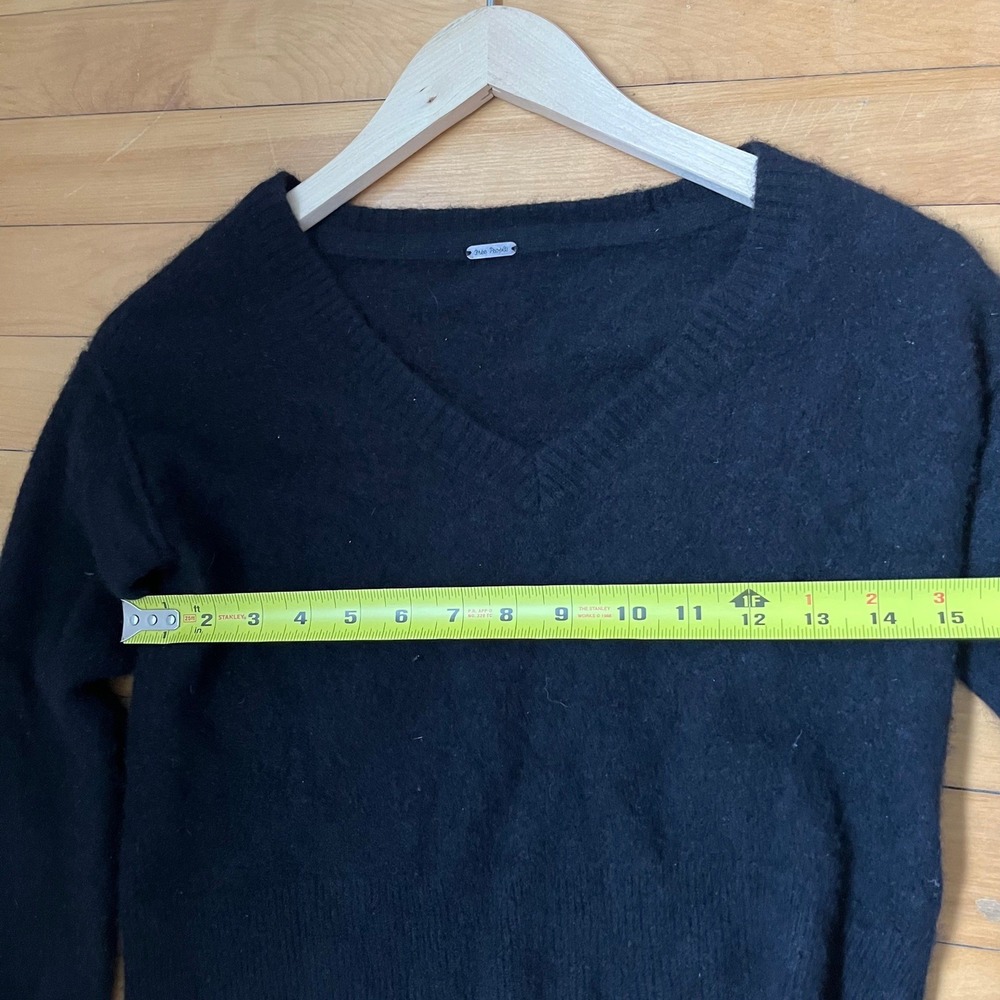 Free People Black 100% Cashmere Cropped V-Neck Sweater Long Sleeve OB1517590 - Picture 7 of 8